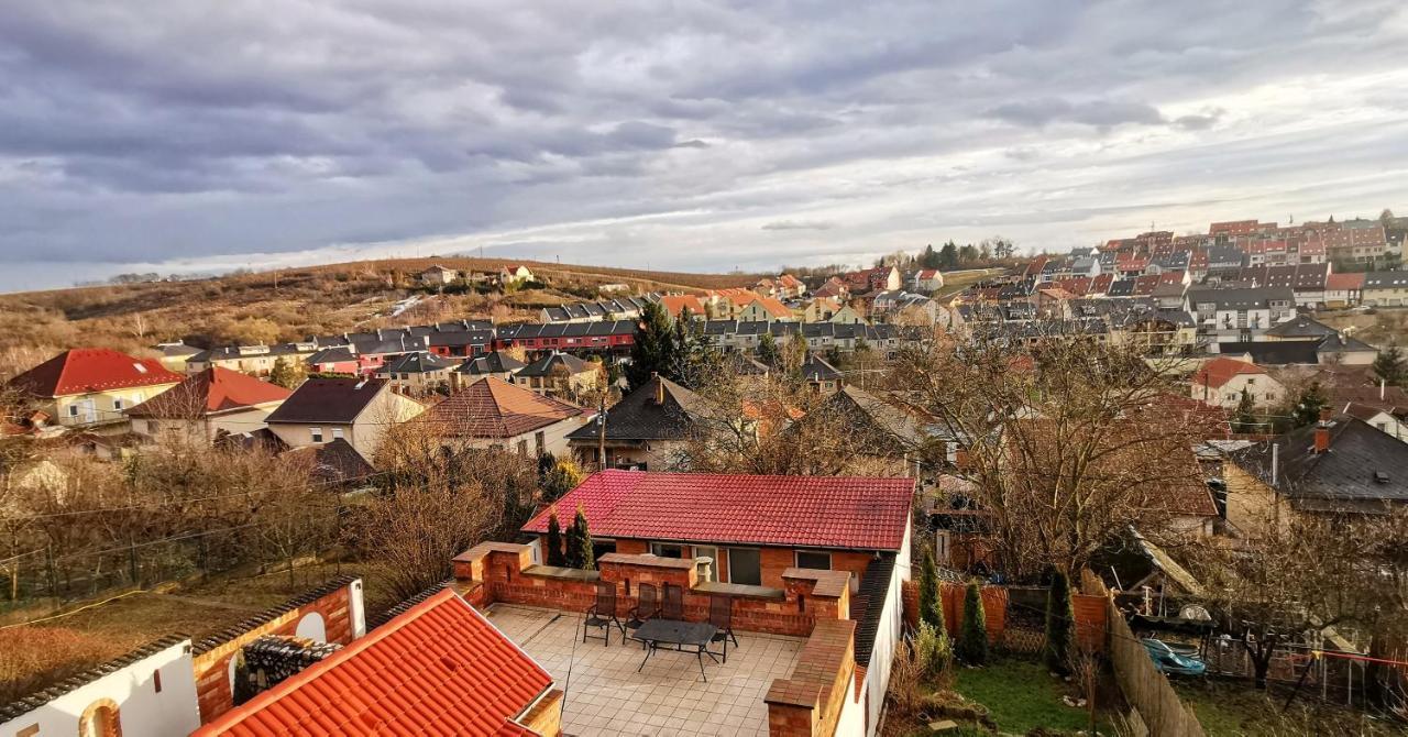 Eged'Inn Eger Bagian luar foto